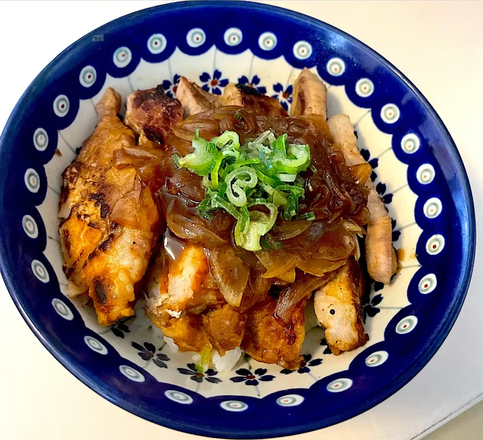 Snapdishの料理写真:トンテキ丼🐷|jiruさん