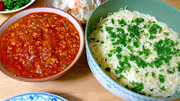 我が家流スパゲティミートソース 【パスタdeどんぶり〰️の🍝】 好きなだけ自分で取り分けて食べるスタイル 私が麺好きなんで2人で7人分作ってますが1日でなくなります|🐈⸒⸒⸒⸒つるのダンス🐈🐾さん