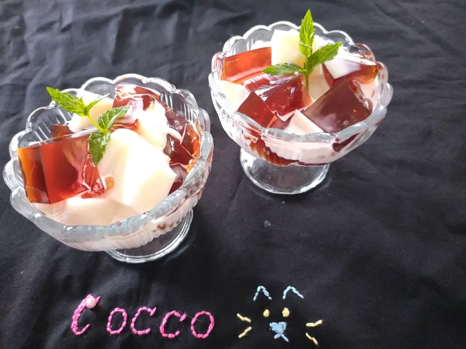 Snapdishの料理写真:紅茶とミルクのぷるぷるを合わせてティーオーレのぷるぷる✨|cocco+さん