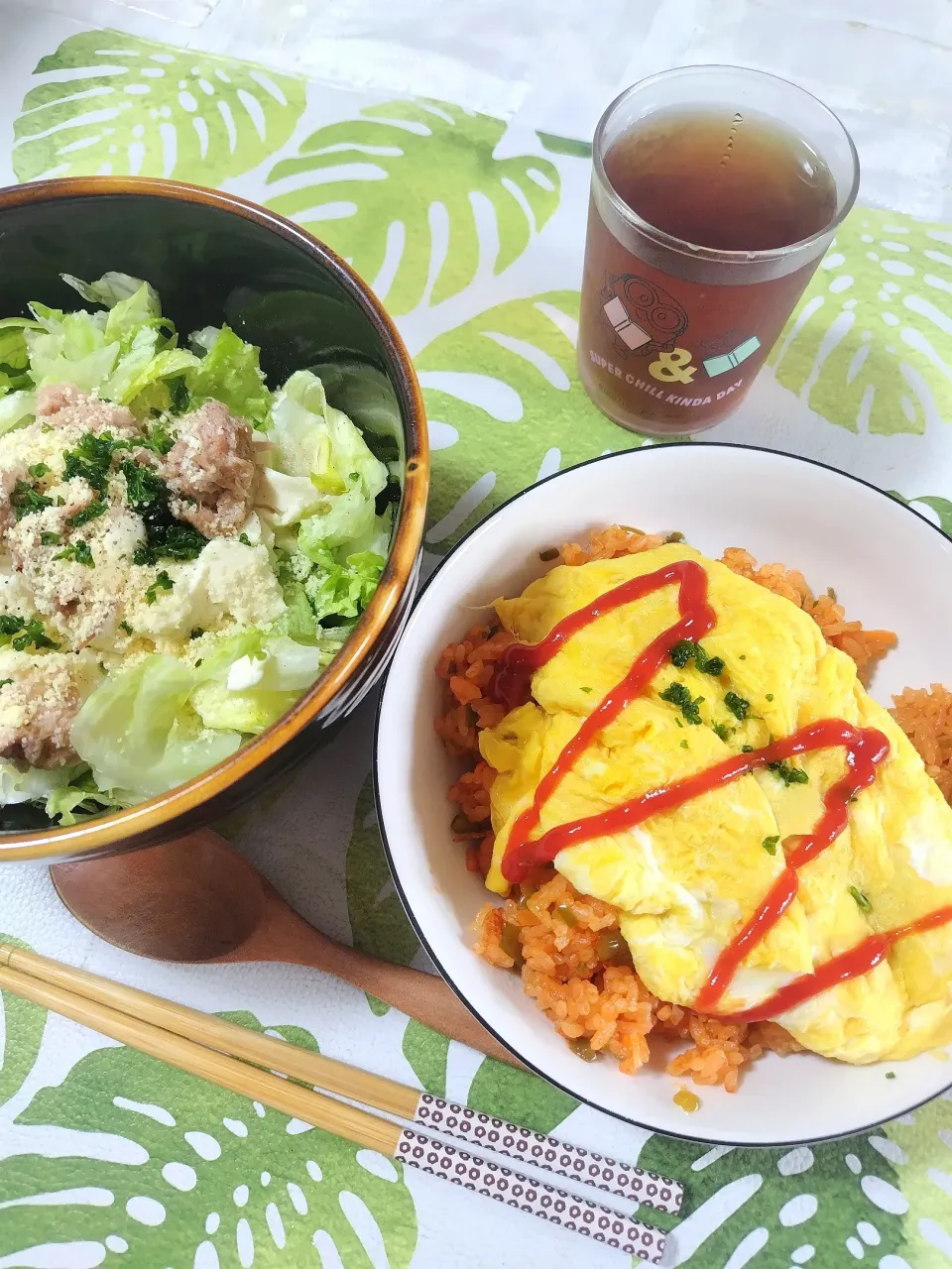 隠し味、減塩こんぶ茶のオムライスです🍀
山盛りサラダとともに✨|rikako♪。.:＊さん