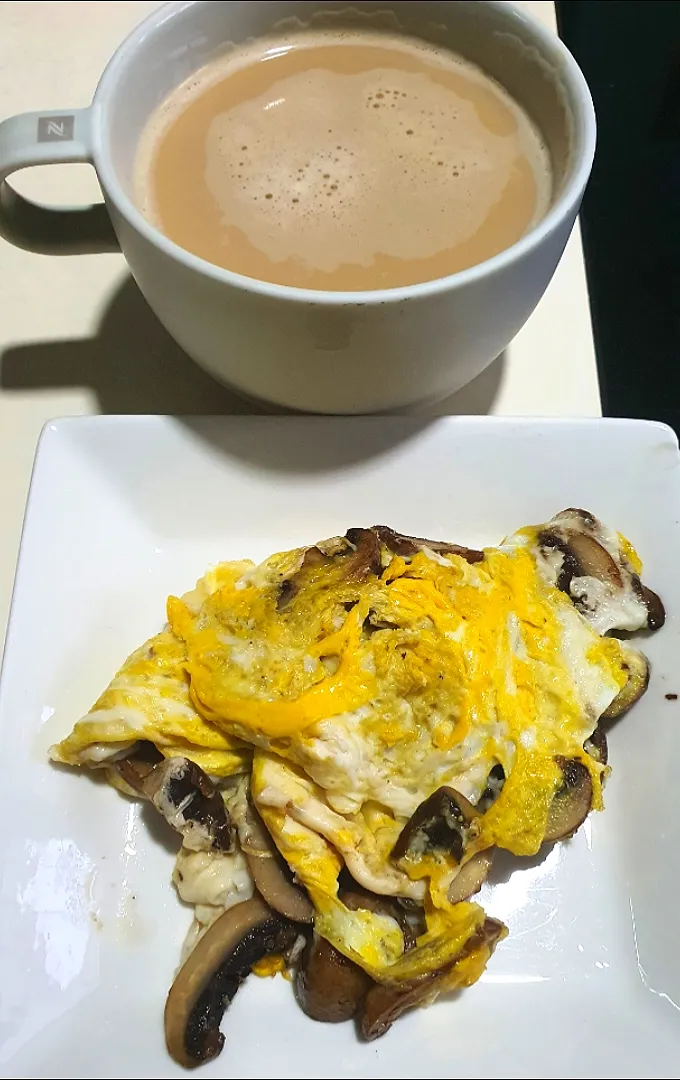 Good morning 
Swiss Mushrooms 🍄 egg breakfast with mozarella salt and black pepper 🌶 
Piccolo latté 😍😋|🌷lynnlicious🌷さん