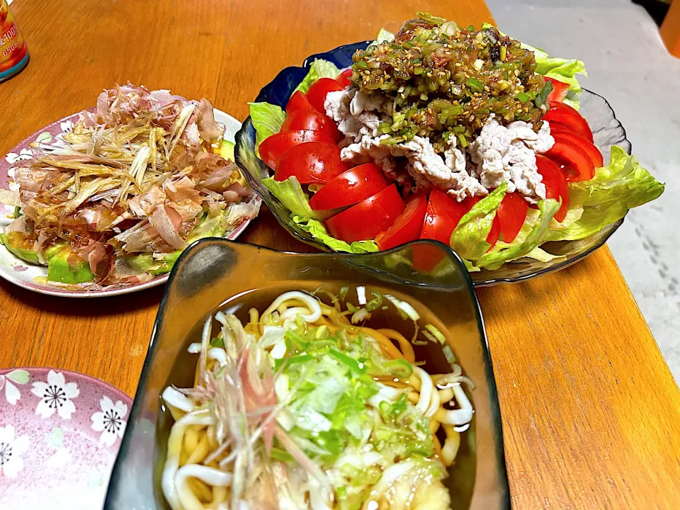 Snapdishの料理写真:＃レタストマトの冷しゃぶ梅ネギダレ#アボカドと鰹節とミョウガのわさび醤油#水でほぐすだけのうどん|みかんさん