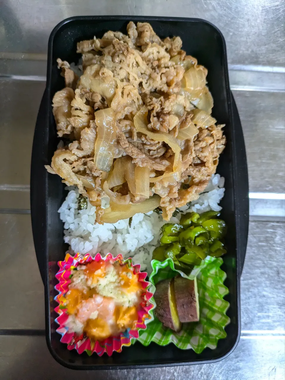 旦那弁当　2024/6/30

牛丼
エビグラタン
さつまいもの甘煮|ユキヨメ♪さん