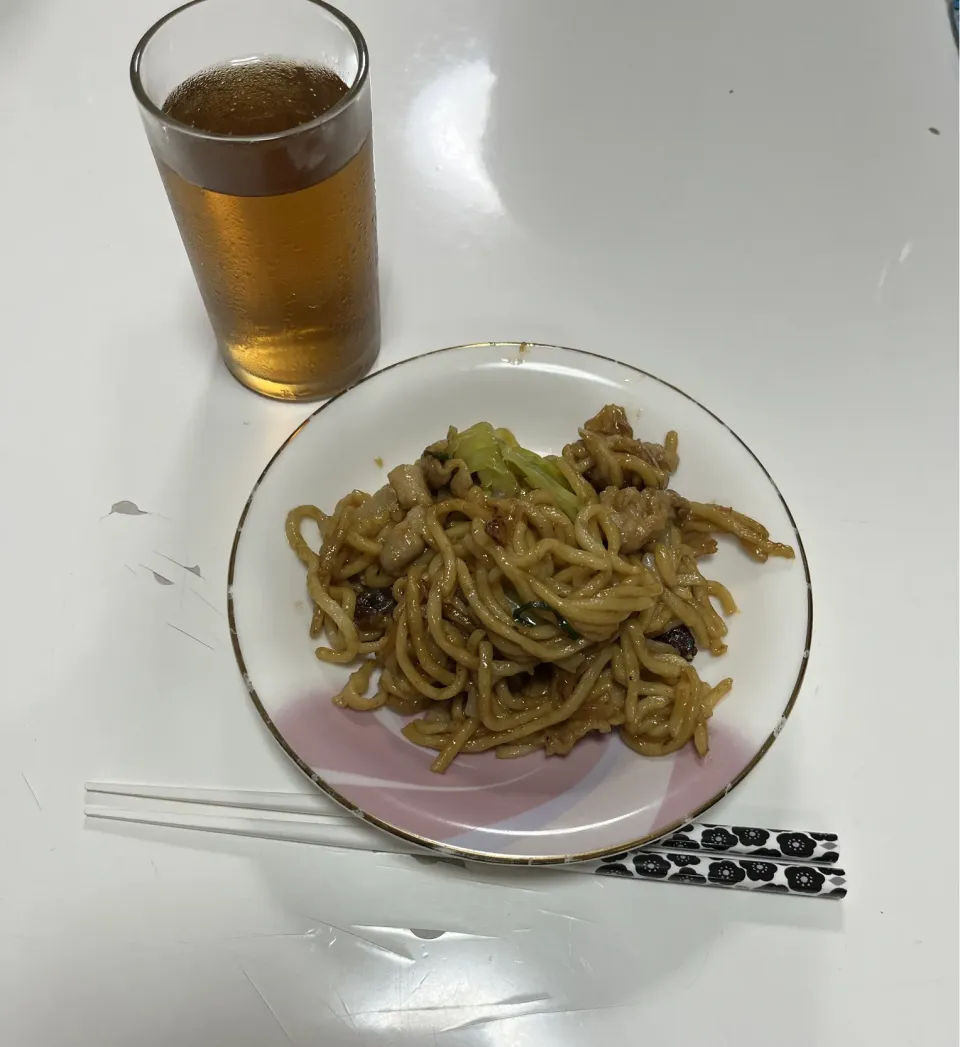 晩御飯は簡単に焼きそば。肉切ったり炒めたりは小5娘。仕上げはパパ。母は、ほぼ何もしてません。😅|Saharaさん