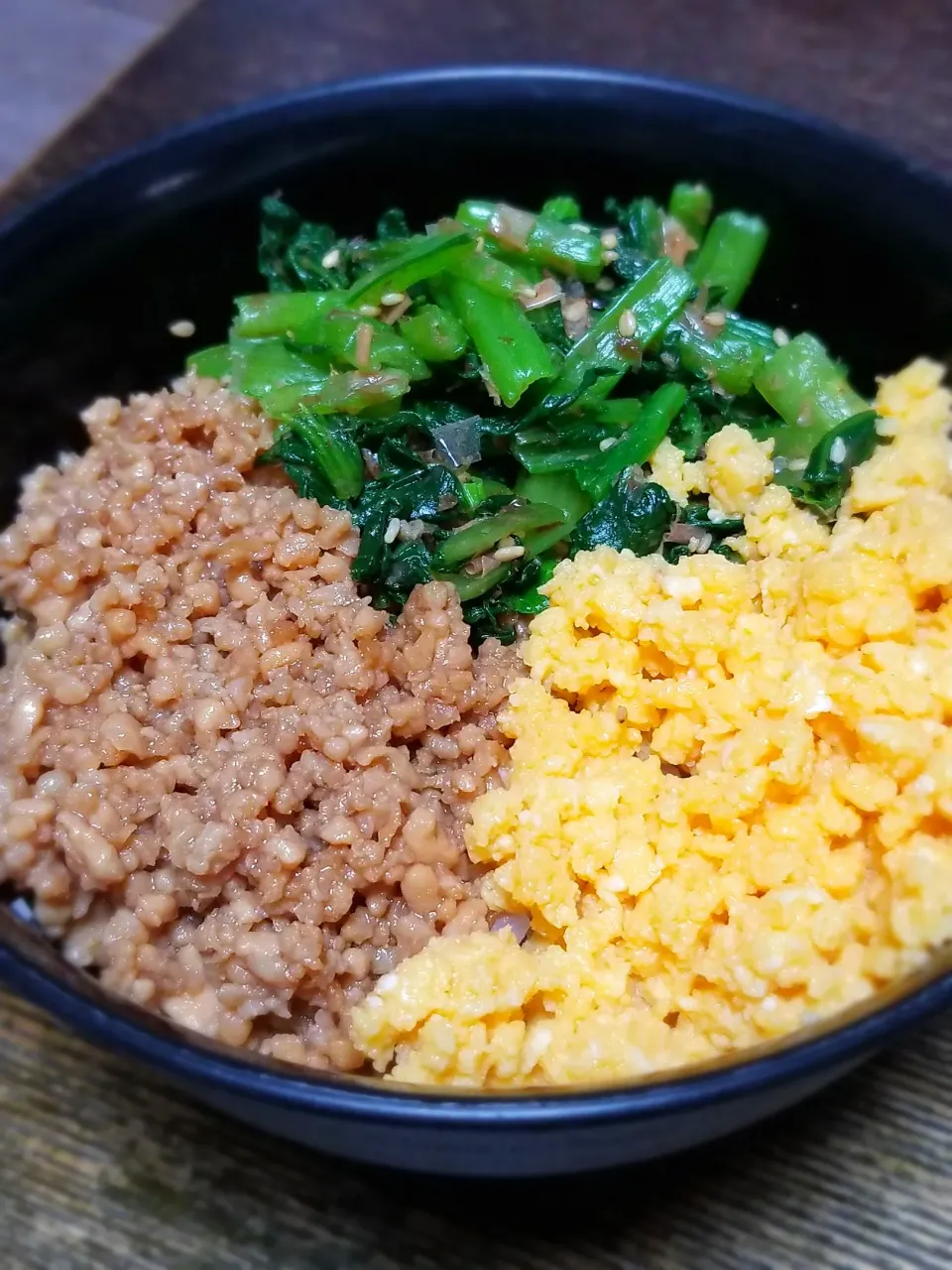 パパ盛付け👨三色丼|ぱんだのままんさん