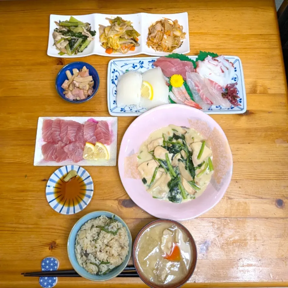 晩ごはん🥢お刺身＆鶏胸肉とエリンギとほうれん草のクリーム煮|まゆめろさん