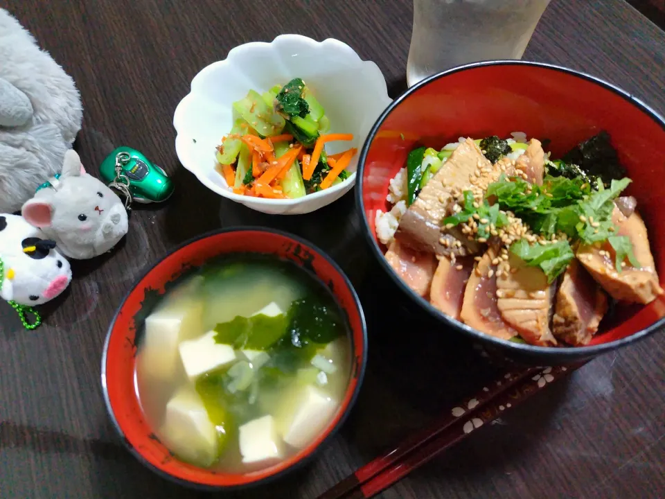 きゅうりご飯のカツオの漬け丼、豆腐のワカメの味噌汁、小松菜と人参のおかか和え|サトリさん