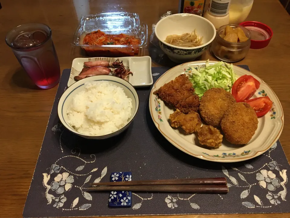 Snapdishの料理写真:ご飯、ローストンカツ、鳥の唐揚げ、コロッケ、トマト、千切りキャベツ、網焼きしたボイルヤリイカ、もやしのナムル、キムチ、沢庵、しそジュース(夕飯)|enarinさん