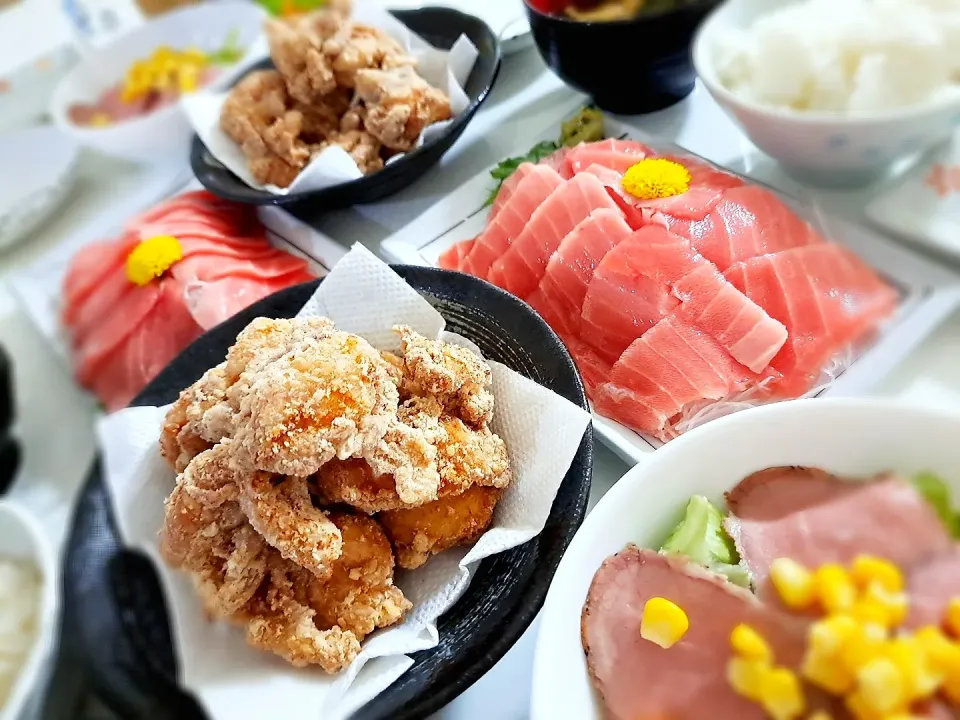 Snapdishの料理写真:夕食(*ˊ˘ˋ*)
唐揚げ
マグロの刺身
ローストビーフサラダ🥗
おみそ汁(小松菜、油揚げ)|プリン☆さん