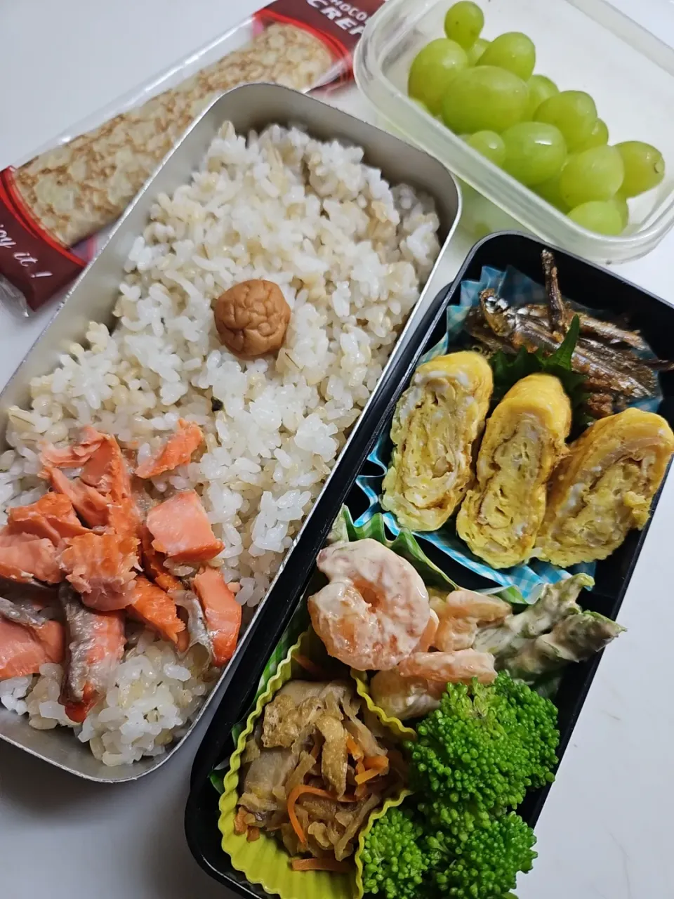 ☆高１弁当☆玄米入り鮭ごはん、梅、田作り、自家製ガリ卵焼き、海老マヨアスパラ、ブロッコリー、切干大根、ブドウ、チョコクレープ( ノД`)…今日からテストで弁当いらなかった|ｼｮｺﾗさん