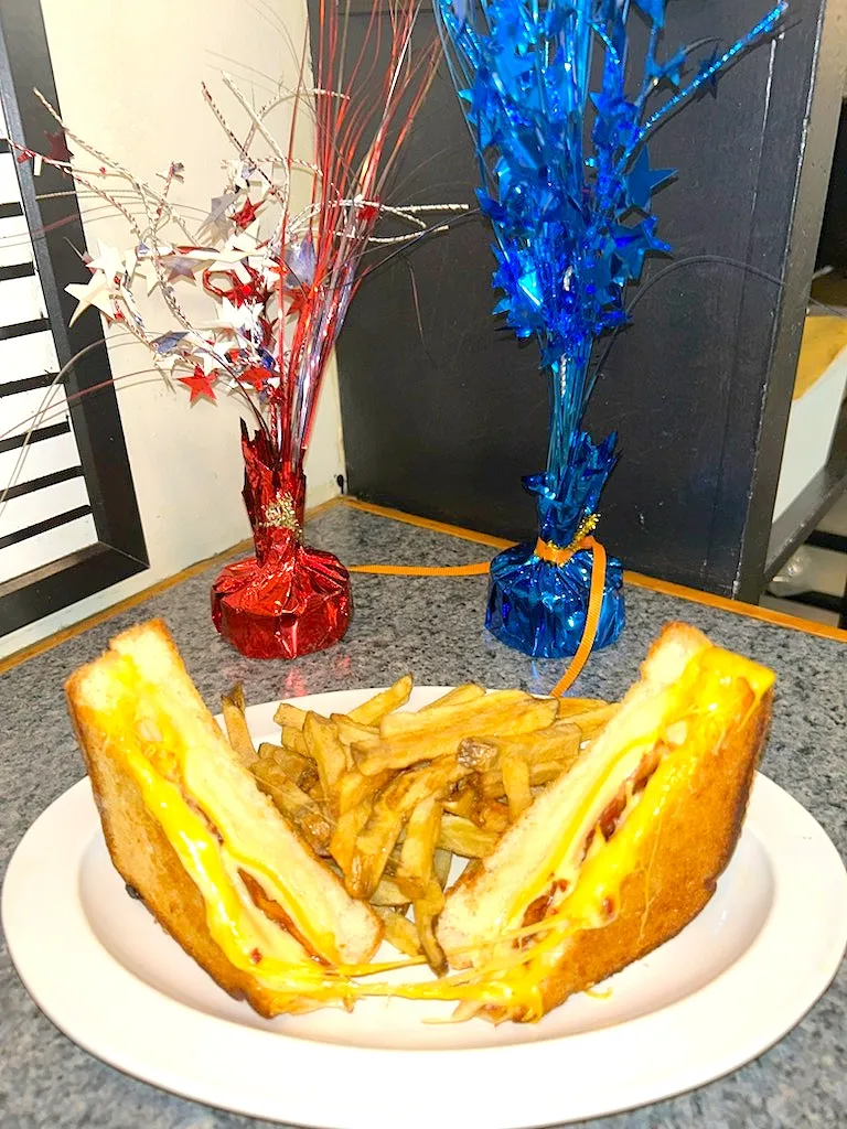 Three Cheese Grilled Cheese Sandwich with French Cut Fresh Fries|Fastcook2021さん