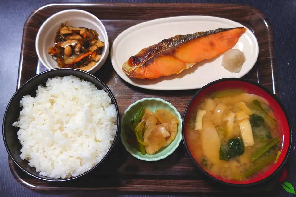 Snapdishの料理写真:今日の朝ごはん（沖縄県石垣島産新米ちゅらひかり、焼鮭、切り昆布煮、小松菜とエリンギのみそ汁、かぶの漬物）|Mars＠釜飯作り研究中さん