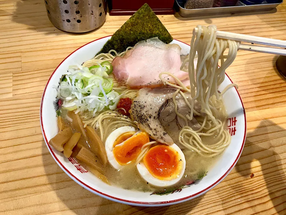 月初の茨城麺活は、貴将で。
茨城ではなかなか食べられない豚骨をチョイス。
味玉付きで。|Takeshi  Nagakiさん