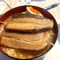 Snapdishの料理写真:二郎系ラーメン、セブンでチャーシュー買って作ってみた！|岩崎よしたかさん