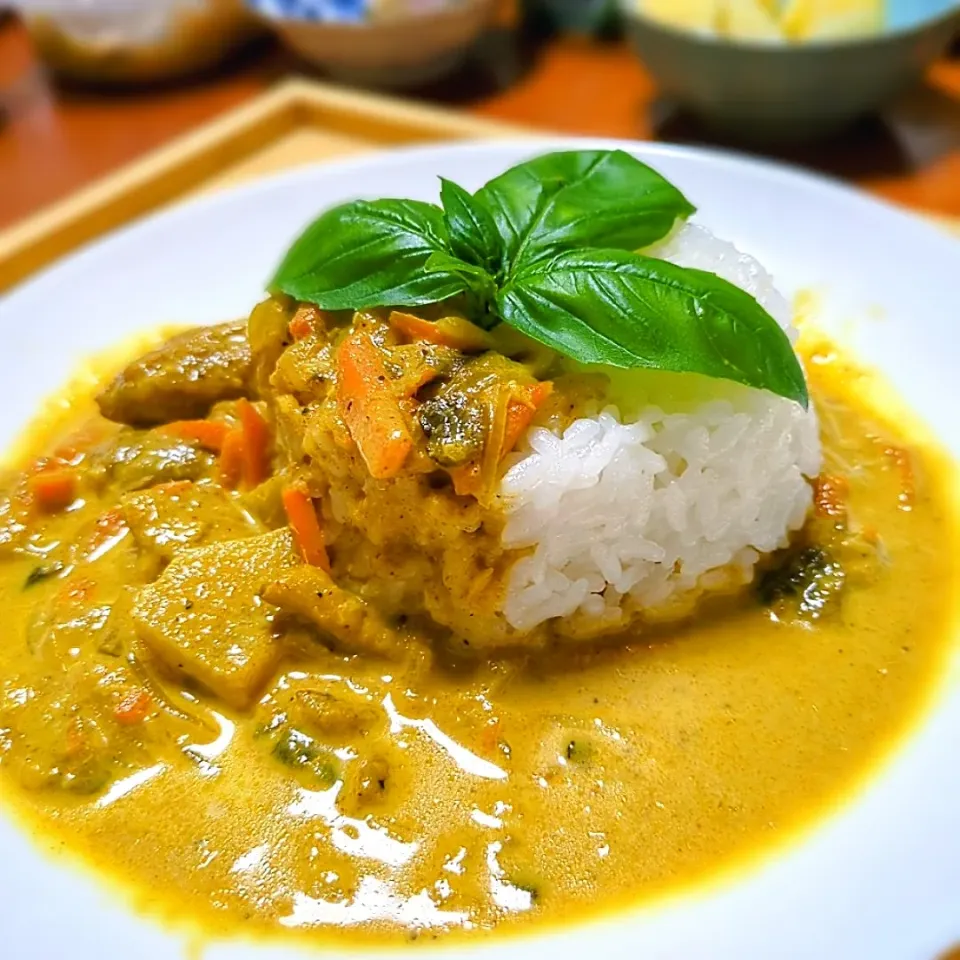 イエローカレー

キレイになれるスパイスたっぷり✨

たっぷりのお野菜とチキン、ココナッツミルクを使用したイエローカレー🍛

食欲が減退しがちな暑い時期だからこそ！
しっかり食べてエネルギーチャージしましょ☺|森のごはん屋さんさん