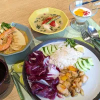 Snapdishの料理写真:今日のランチ☆
カレーを２種類作りました。

トムヤムクンカレーとグリーンカレー★
ジャスミンライスにガイ・ヤーンをトッピング、デザートにはココナッツムースでした。
とても美味しい１日でした♡|yuriさん