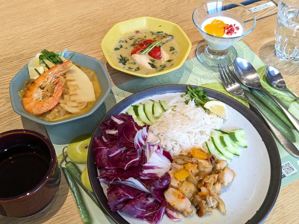 Snapdishの料理写真:今日のランチ☆
カレーを２種類作りました。

トムヤムクンカレーとグリーンカレー★
ジャスミンライスにガイ・ヤーンをトッピング、デザートにはココナッツムースでした。
とても美味しい１日でした♡|yuriさん