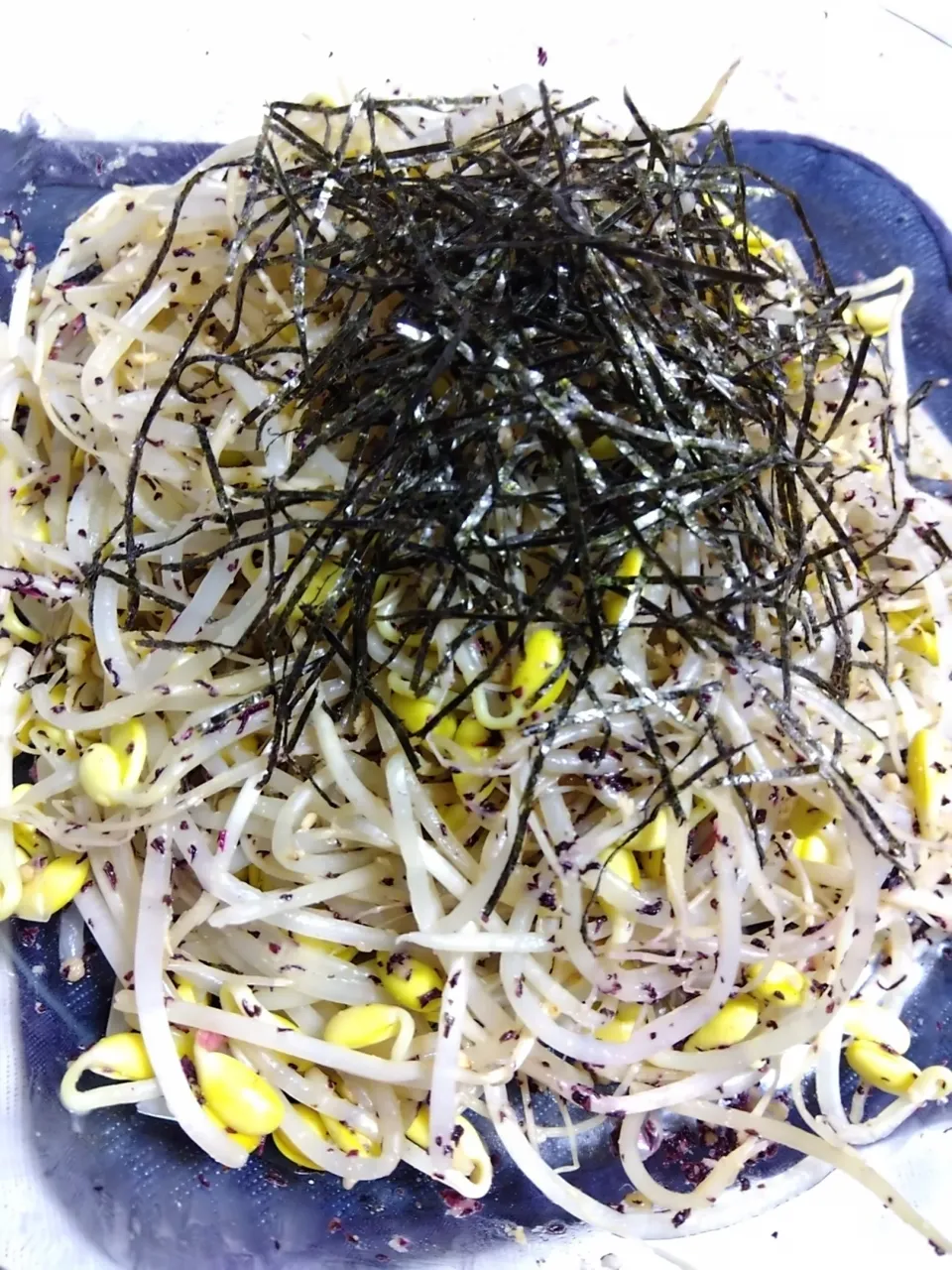 Snapdishの料理写真:きつねさんの料理を参考に!
梅入りゆかり、すり胡麻海苔のもやしサラダ|m.rafuさん