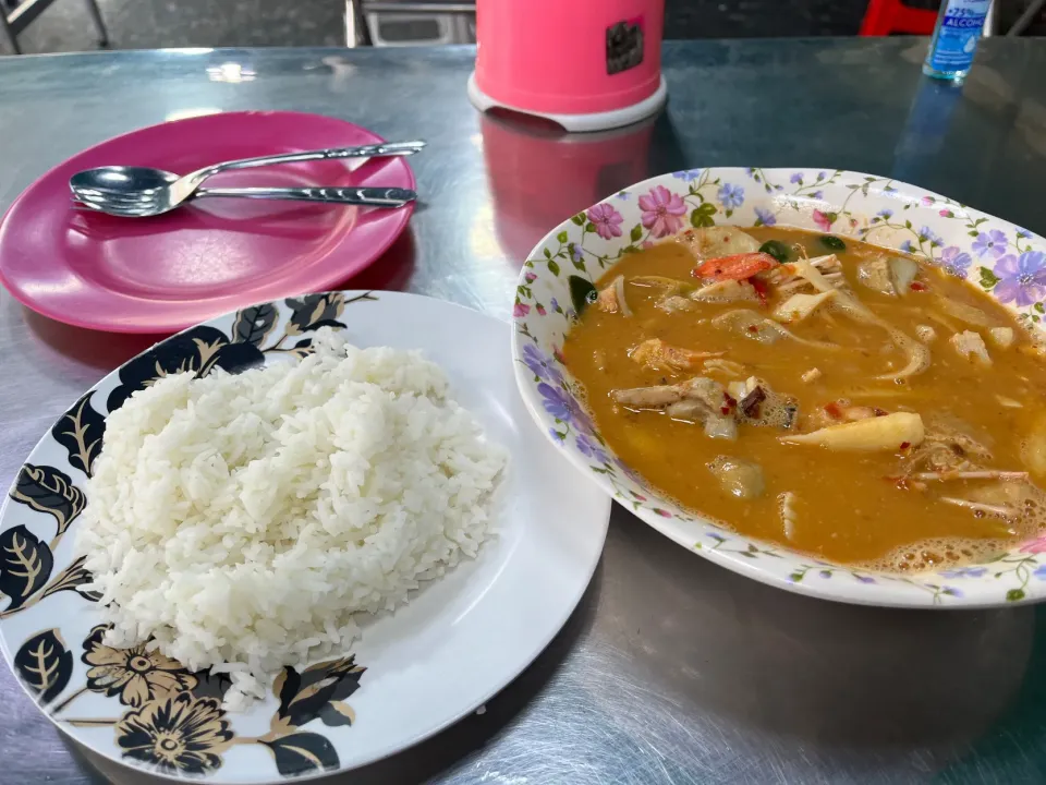 タイ🇹🇭バンコクのカオサン近くの現地の人で満員な屋台でご飯とトムヤムクン　観光客が来ないから美味しい😋|Mikoshiba Kazutoshiさん