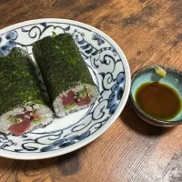 Snapdishの料理写真:巻き寿司🍣Tuna sushi roll|暇なOLさん