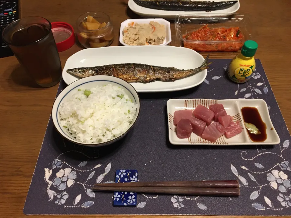 Snapdishの料理写真:宮野食品さんのしお豆を使った豆ご飯、秋刀魚の塩焼き、きはだまぐろのぶつ切り、卯の花のお惣菜、キムチ、沢庵、六条麦茶(夕飯)|enarinさん