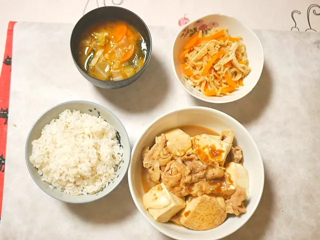 今日は和食。
豚ロースの肉豆腐
切干し大根の炊いたん
キャベツの味噌汁
押し麦入りご飯

さっぱり美味しい☺️💕|深夜特急fさん