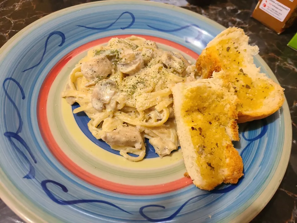 Chicken Alfredo with Garlic Bread|Marissa Bakshさん