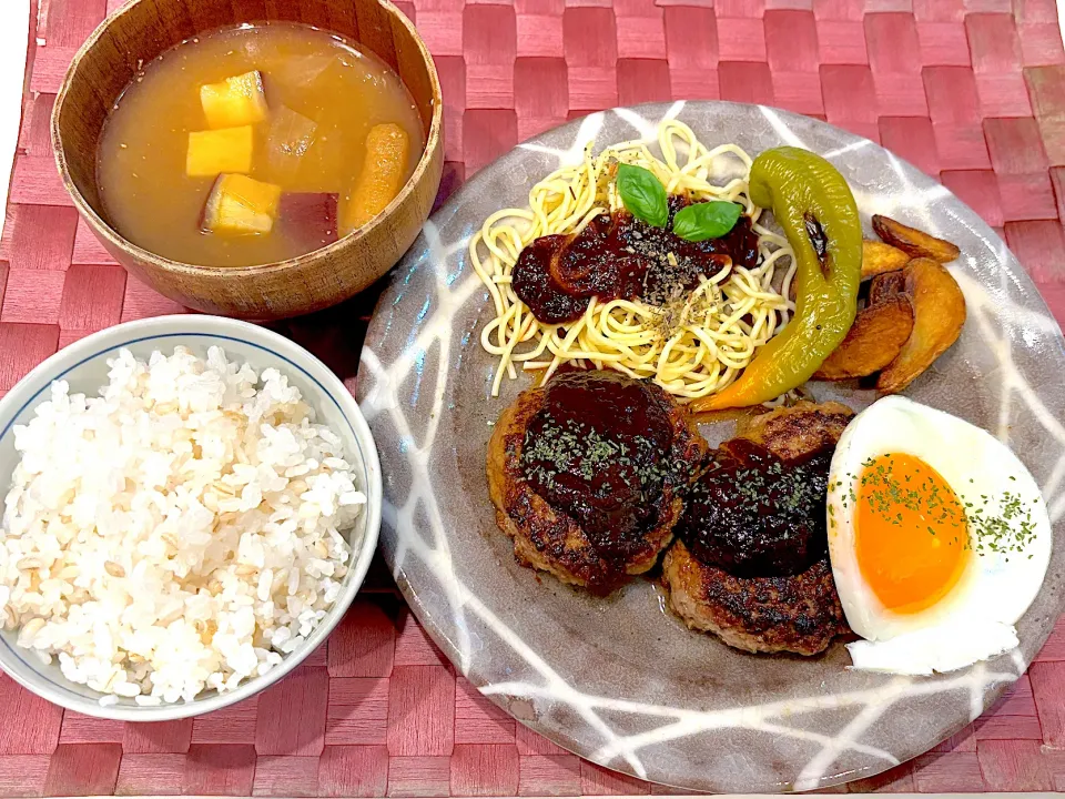 Snapdishの料理写真:中学生息子のお昼ご飯🍚 デミグラスソースハンバーグ🍚|Snow10さん