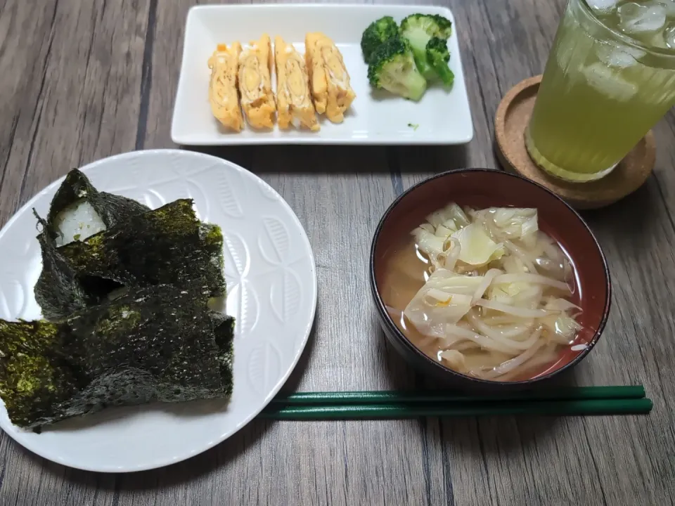 2024.7.2（朝ご飯）

・おにぎり🍙
・キャベツともやしの味噌汁
・玉子焼き
・ブロッコリー|スティーブさん