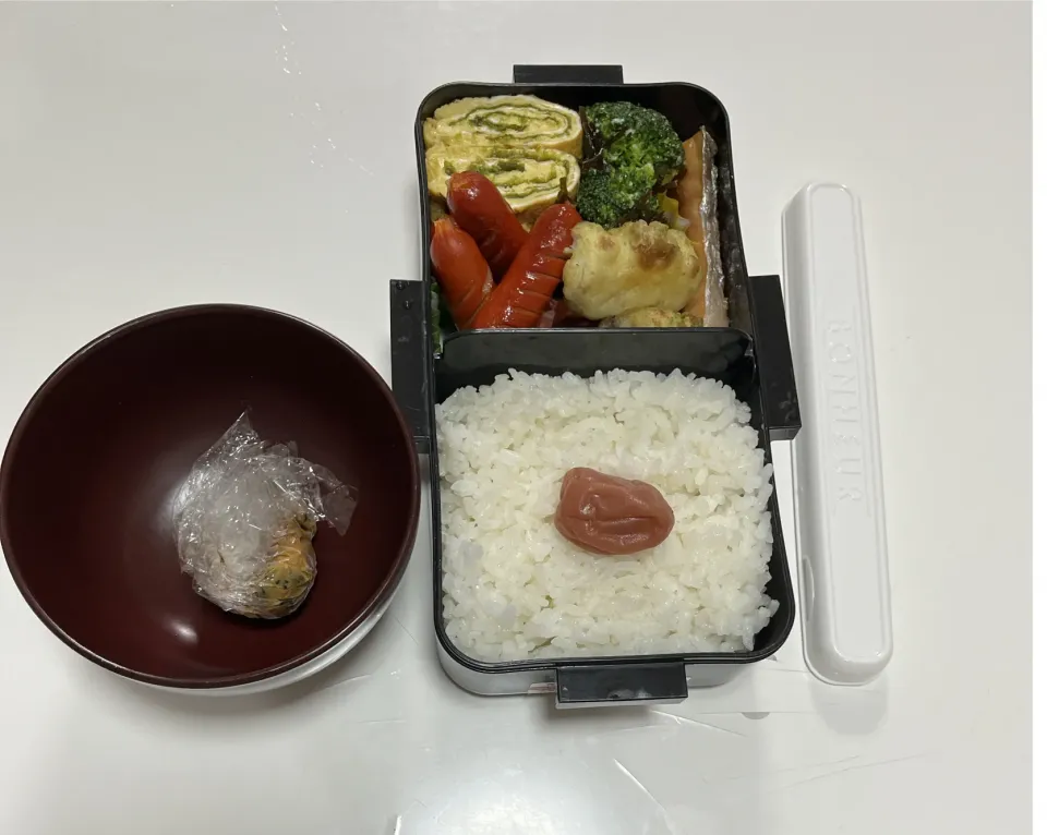 パパ弁☆のり入り卵焼き☆赤ウインナー☆ちくわの磯辺揚げ☆鮭☆ブロッコリーの和え物☆みそ玉|Saharaさん