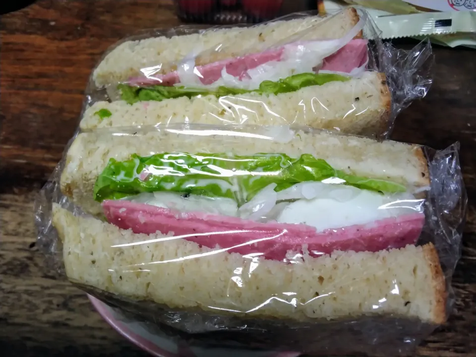 ゴーダチーズとブラックペッパーの食パンでサンドイッチ🥪|にんにくと唐辛子が特に好き❤️(元シャリマー)さん