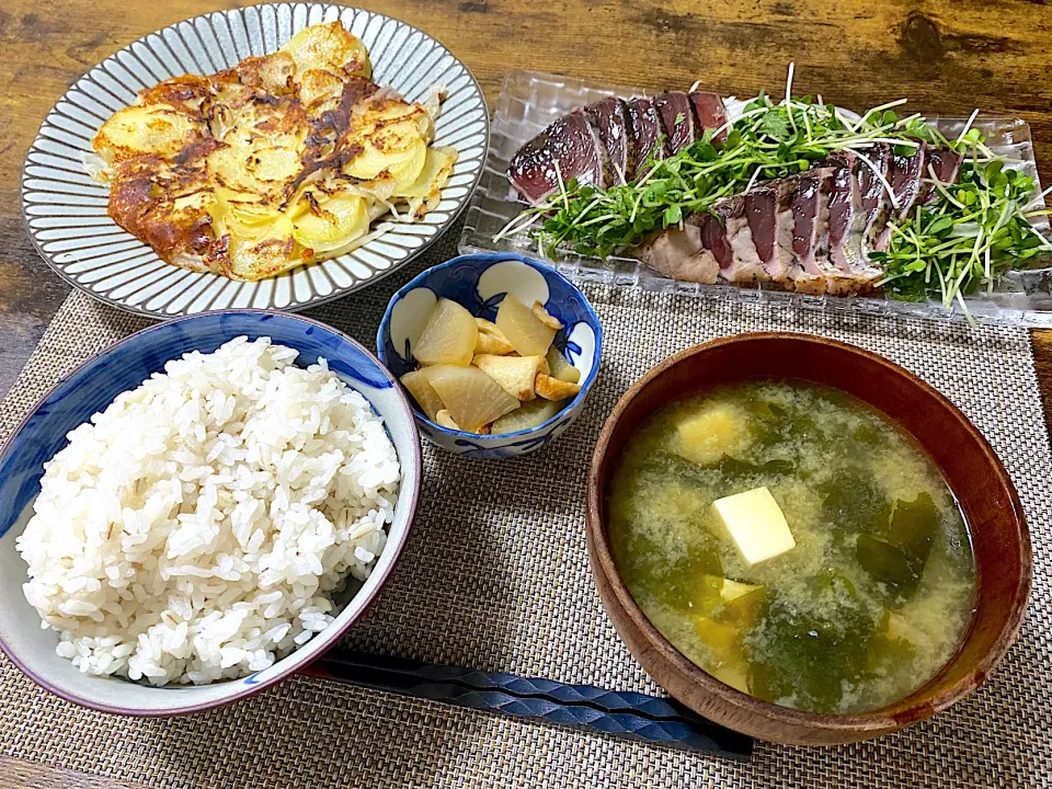 鰹のタタキ　ジャガイモチーズ焼き　大根とちくわの煮物　麦ご飯　味噌汁|♡misaki♡さん