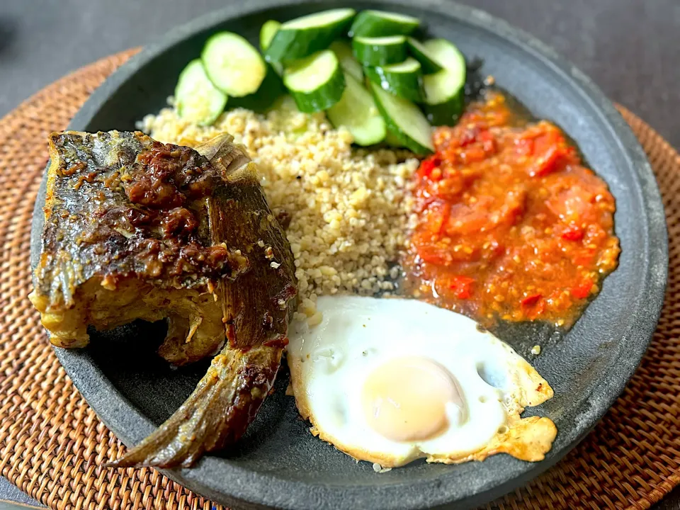 Grilled Kochi fish with tomato sambal and quinoa burgul rice|yeni kartikasariさん