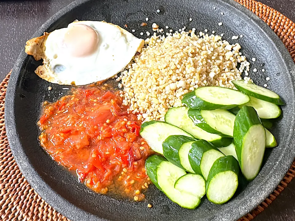 Quinoa and tomato sambal with sunny side and cucumber|yeni kartikasariさん