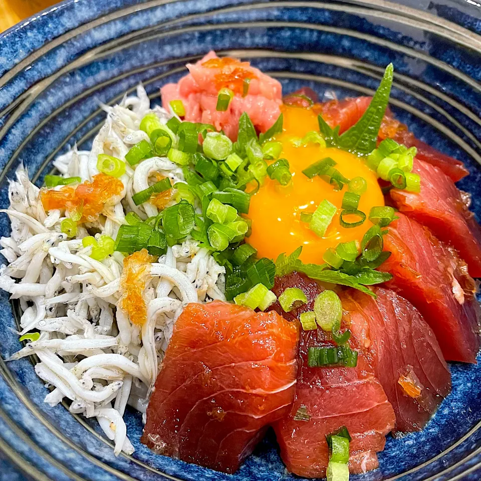 Snapdishの料理写真:マグロしらす丼|もやぴさん