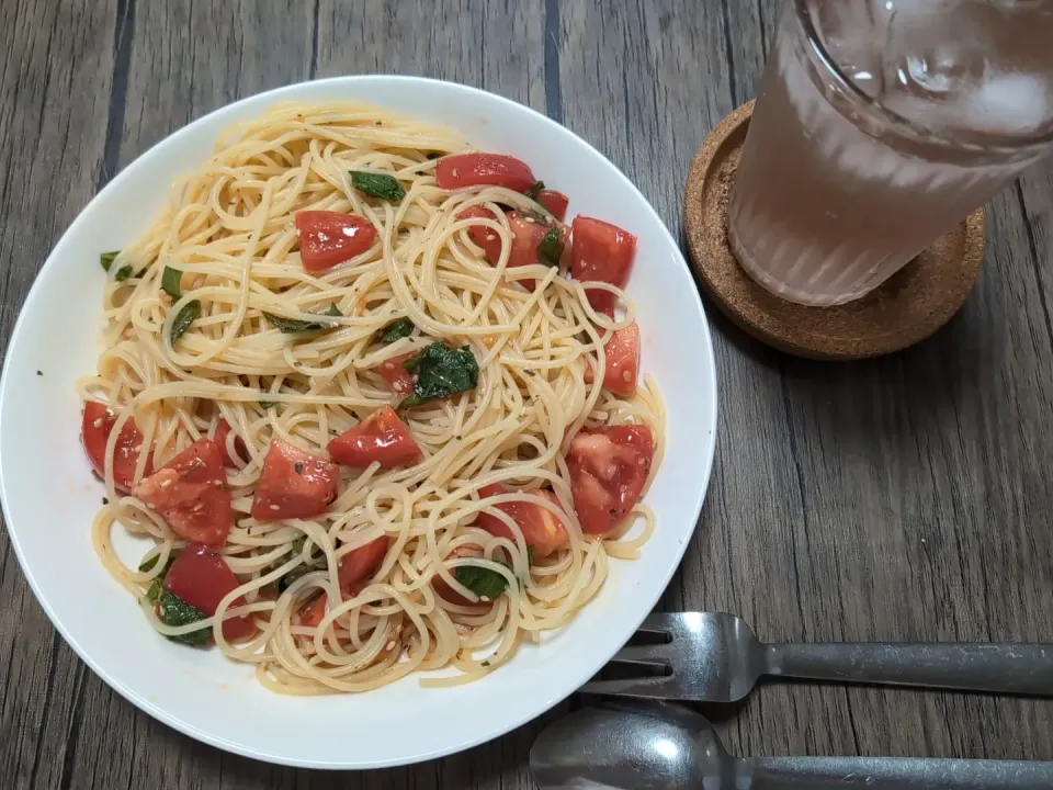 2024年7月2日  ひるごはん

・トマトと大葉の和風冷製パスタ🍝
・フルーツビネガーの水割り|スティーブさん