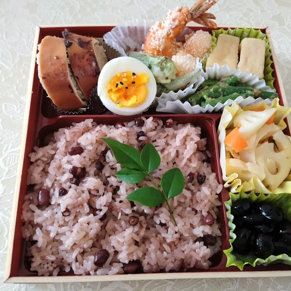 差し入れ赤飯弁当　

赤飯
炒めなます
イカのファルシー(イカにハンバーグ種を入れて和風味でにたもの)
エビの新引粉あげ
高野豆腐の揚出し
ほうれん草の胡麻和え等|chizukoさん