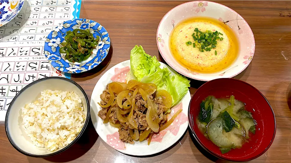 Snapdishの料理写真:十和田バラ焼き風　なすと小松菜の味噌汁　カニかま蒸し豆腐　おかかピーマン|おさむん17さん