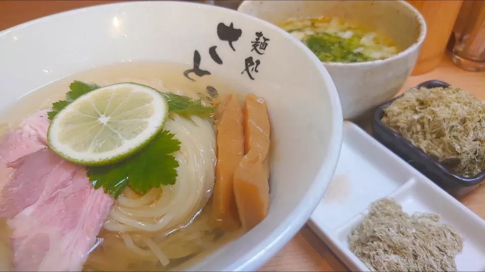 Snapdishの料理写真:【本日の限定】 
自家製麺 麺処さとう 本蓮沼本店 
昆布水つけ麺 <塩> (麺180g、1,000円) 
＋とろろ昆布増し
 (裏メニュー、別皿、100円) 
＋スープ割 (鶏清湯、無料) 
＠本蓮沼1分 
(JR十条駅から徒歩28分) 
24161 (173,087)
|大脇さん