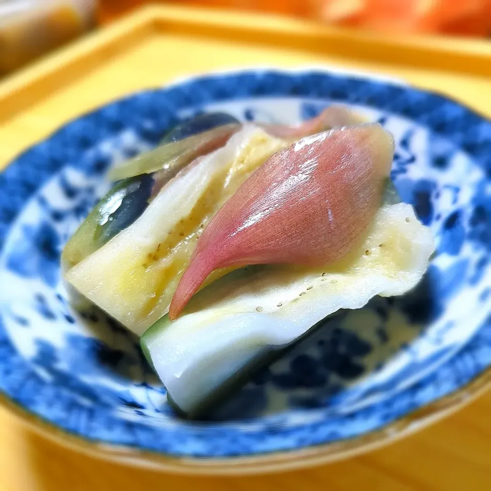 みょうがと水なすの浅漬け

シャキシャキみょうがと、柔らかい水なすのお漬物🎶

薬味として脇役に回りがちな【みょうが】ですが、実は体に良い成分がたっぷり✨

夏バテによる食欲減退の改善や、エアコン冷えを解消してくれる血行促進作用、夏風邪の予防にも効果が期待されています☺

体のほてりをおさめてくれる【水なす】と一緒に召し上がれ🌳|森のごはん屋さんさん