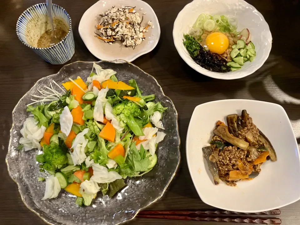 蒸し野菜と葉物の野菜サラダを手作りゴマ(貰い物)だれドレッシングで  麻婆茄子(花椒入)  ひじき(貰い物)の白和え   納豆卵薬味たっぷり|tatsuponさん