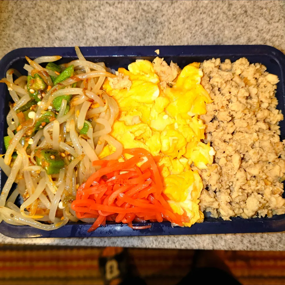 Snapdishの料理写真:３色弁当（鶏むねそぼろ、チーズ玉子、もやしオクラカツオはちみつ南高梅スーパーフードMCTオイル）|まりっぺ2024さん