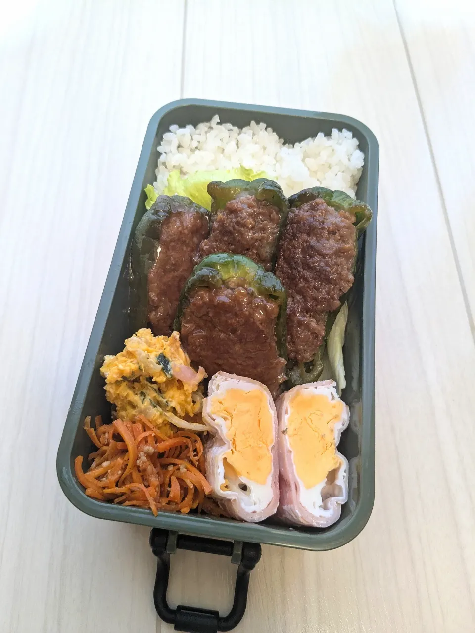 ピーマン肉詰め弁当🌷|きゅーさん