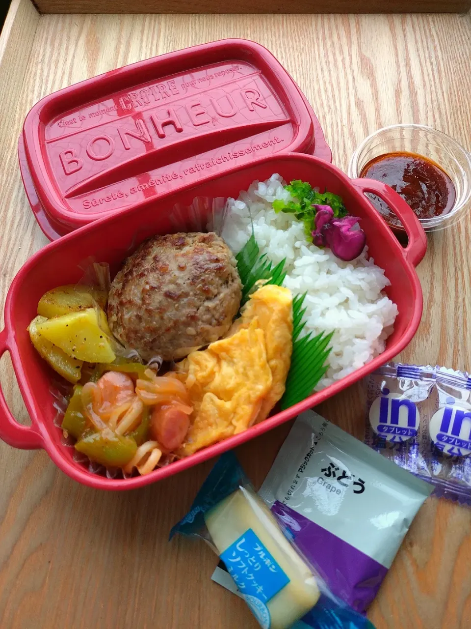 娘のお弁当

ハンバーグ
ナポリタン
オムレツ
新じゃがのほりにし炒め|みわさん