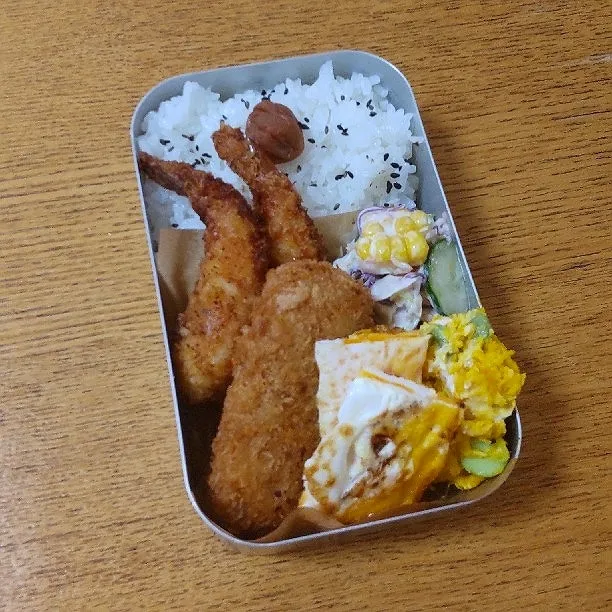 7月3日お弁当
エビフライ
クリームコロッケ
パッたん目玉焼き
かぼちゃ枝豆クリームチーズのカレーマヨ和え
コールスローサラダ|シロクマさん