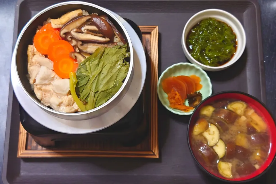 今日の朝ごはん（鶏五目釜飯にめかぶポン酢、漬物、なすのみそ汁）|Mars＠釜飯作り研究中さん