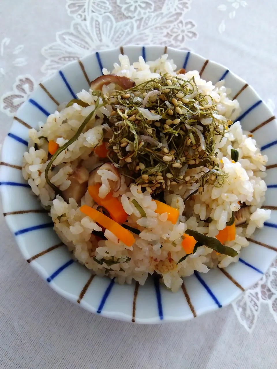 茅乃舎だし使って炊き込みご飯(薄いため出来上がりが、ちりめん昆布のせてみた2杯目)|m.rafuさん