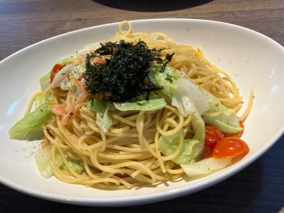 Snapdishの料理写真:駿河湾産桜エビとキャベツのガーリックバター風味🍝|まさとさん