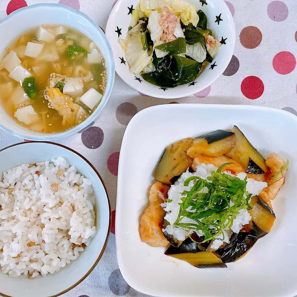 Snapdishの料理写真:鶏むね肉となすのおろしポン酢だれ♡レタスとわかめのツナナムル♡おくらと豆腐のかきたまスープ♡|まゆかさん