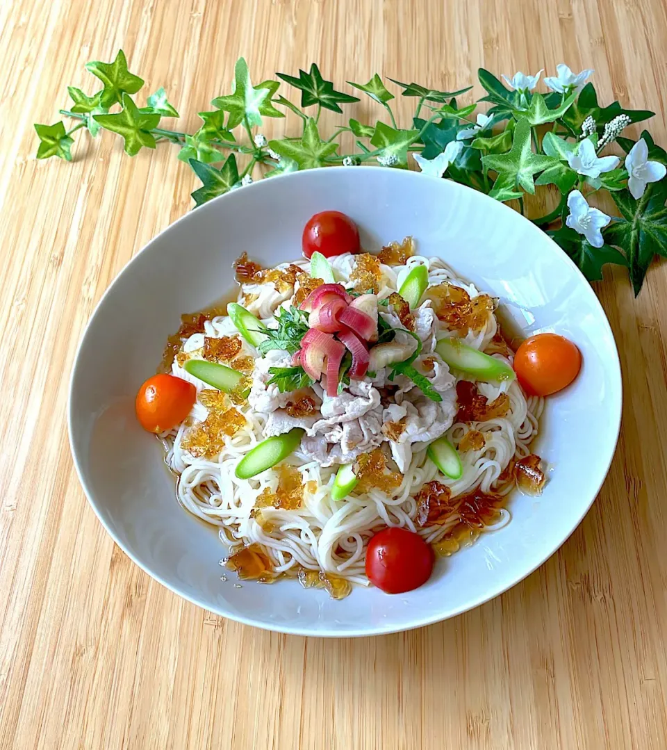 Snapdishの料理写真:しゃぶしゃぶ肉と麺つゆジュレ素麺|akkiyさん